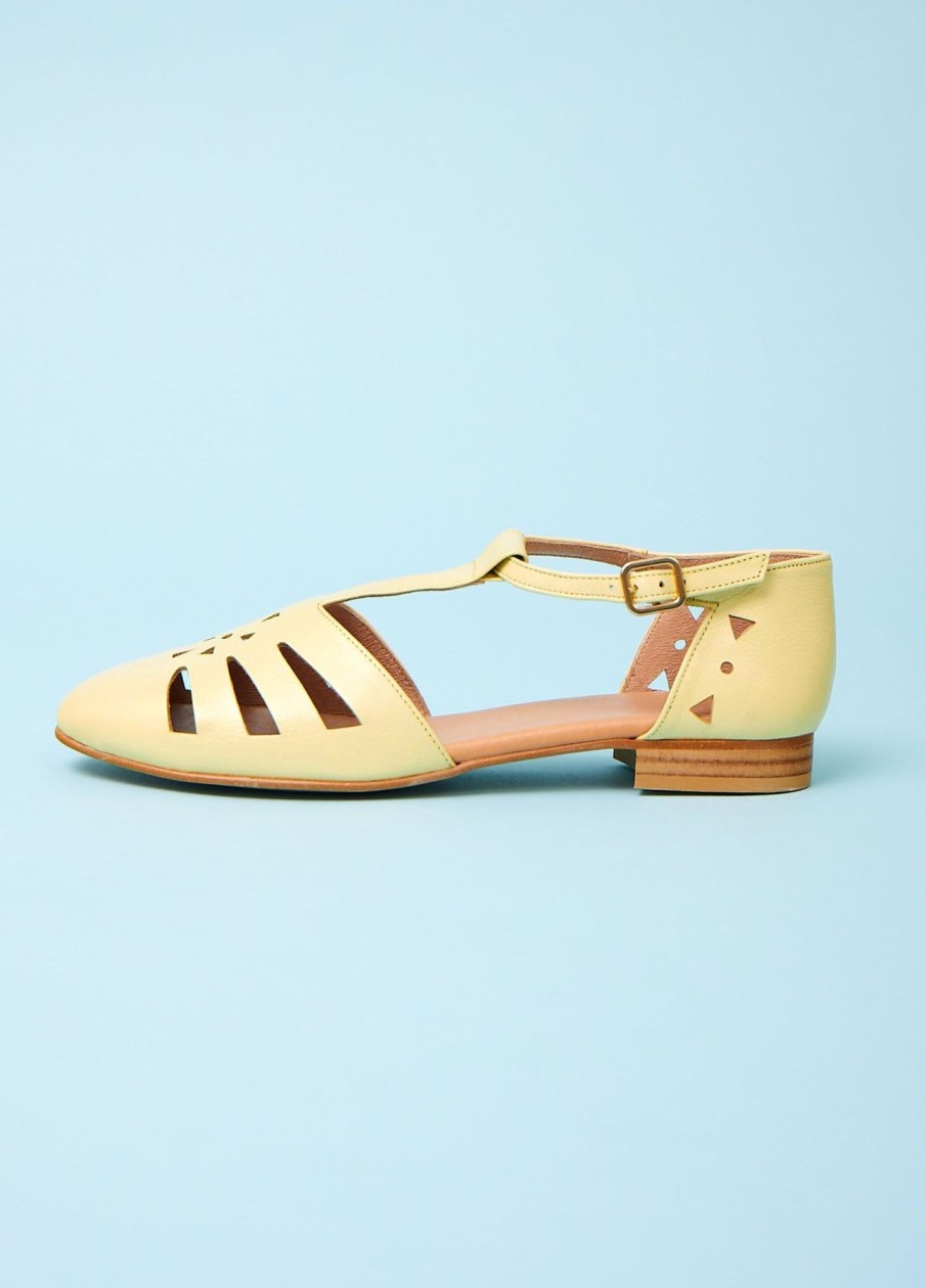 Women Swivells Flat Shoes | Jan-Sandals In Light Yellow Leather